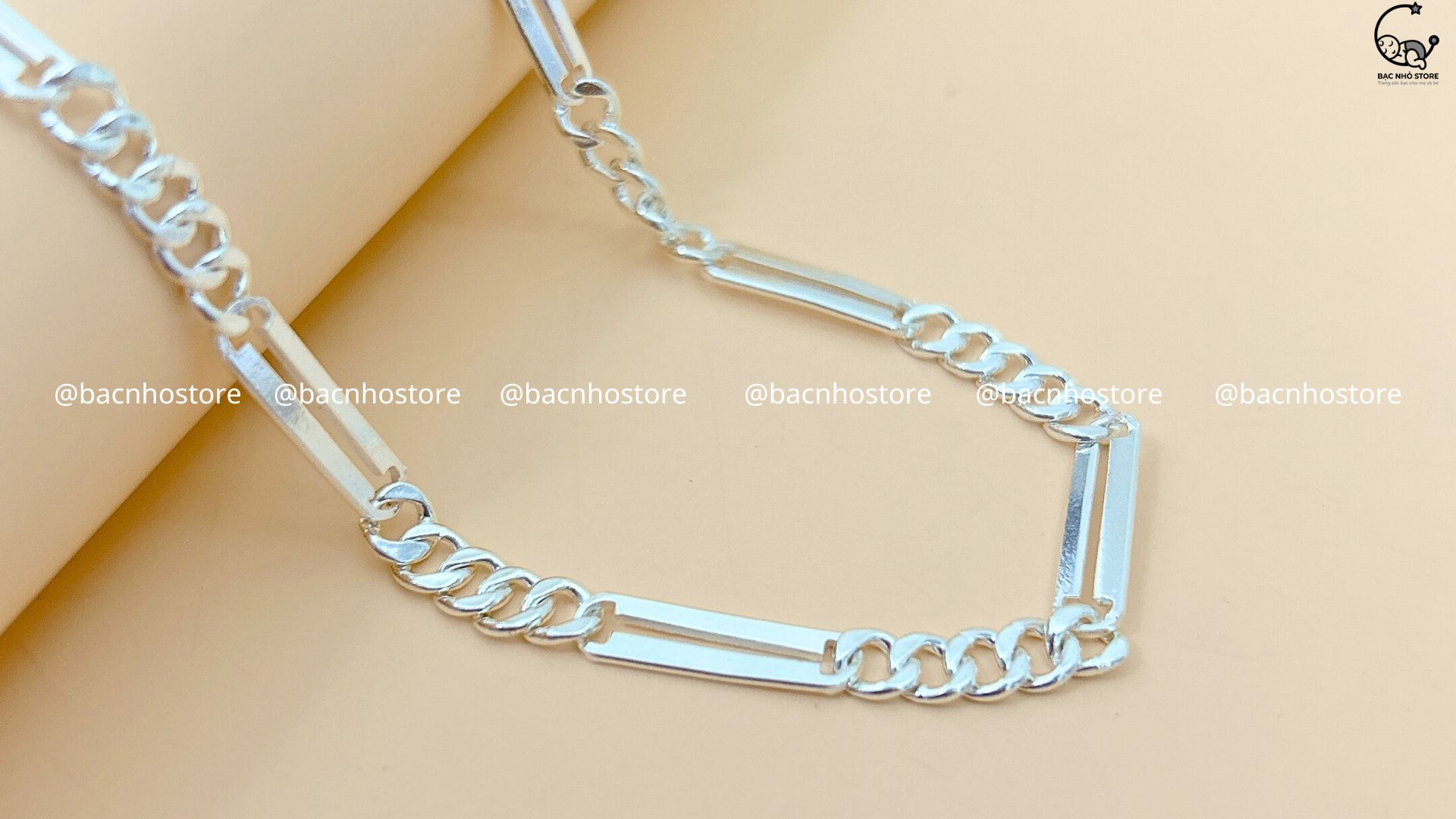 Read more about the article Tổng hợp các mẫu dây bạc cho bé bằng bạc ta nguyên chất