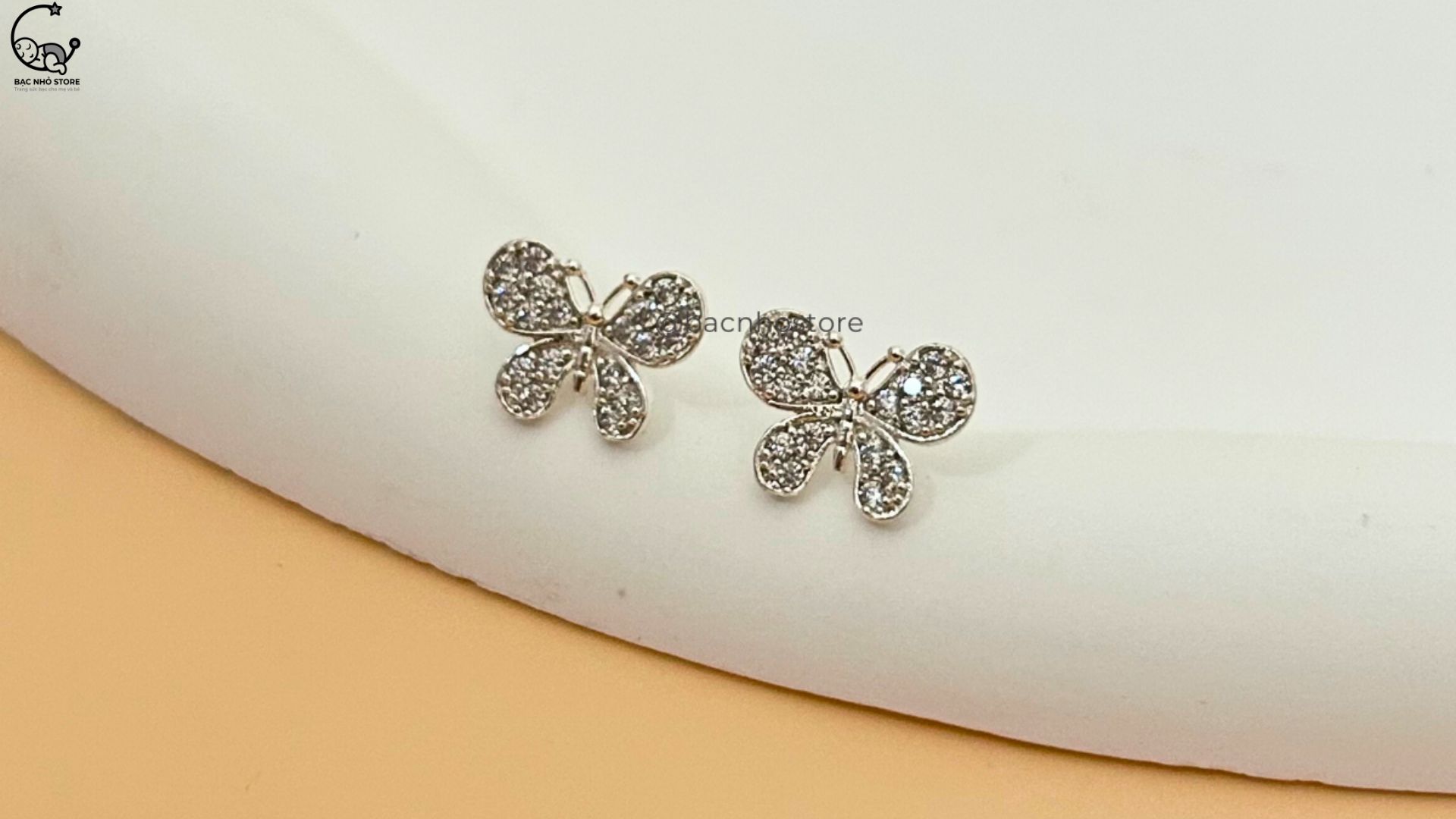 Read more about the article Tại sao nên chọn bông tai bạc cho bé yêu của bạn ?