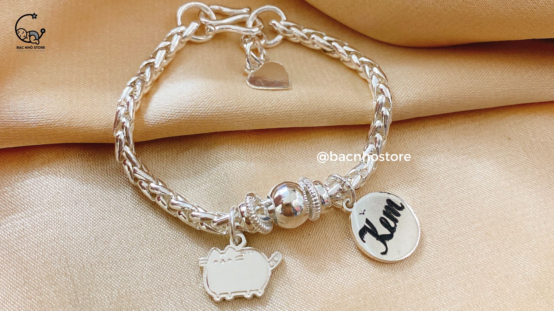 Read more about the article Top 10 mẫu trang sức bạc cho bé làm quà 1/6