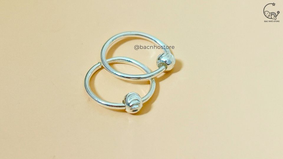 Read more about the article Có nên đeo bông tai bạc thật cho bé?