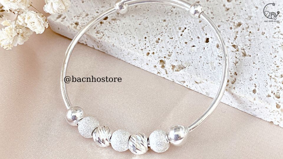 Read more about the article 4 yếu tố ảnh hưởng đến giá bạc ta