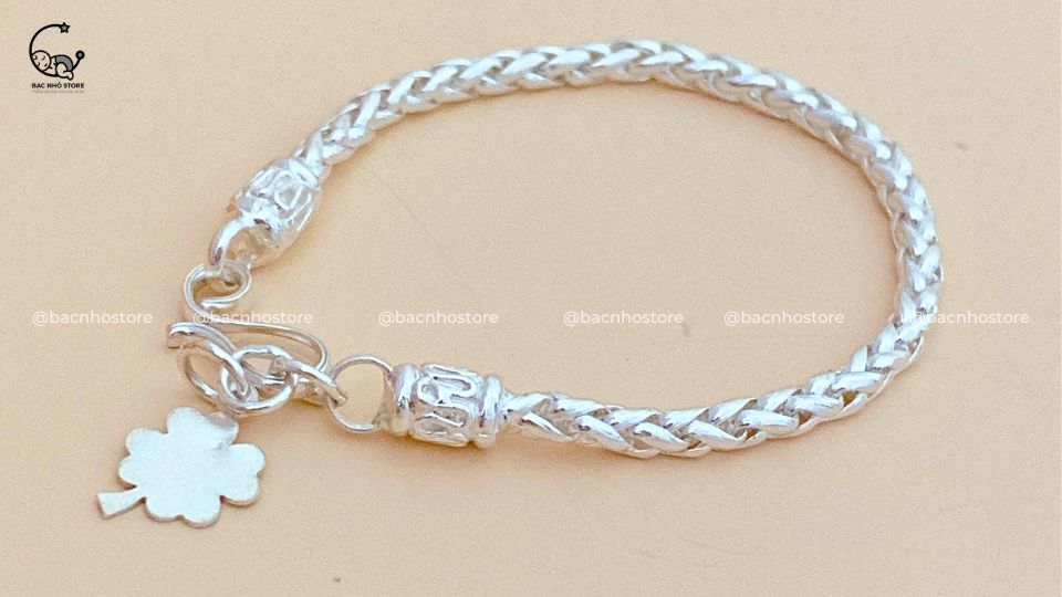 Read more about the article Bật mí 5 mẫu lắc bạc cho bé trai bán chạy nhất tại Bạc Nhỏ