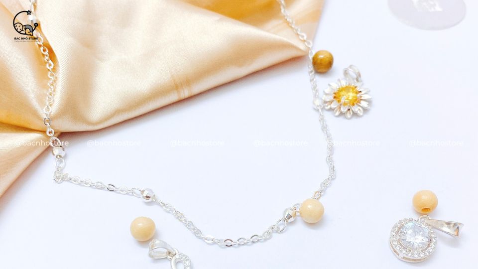 Read more about the article Đeo bạc 925 có bị dị ứng không? Nguyên nhân và cách ngăn ngừa