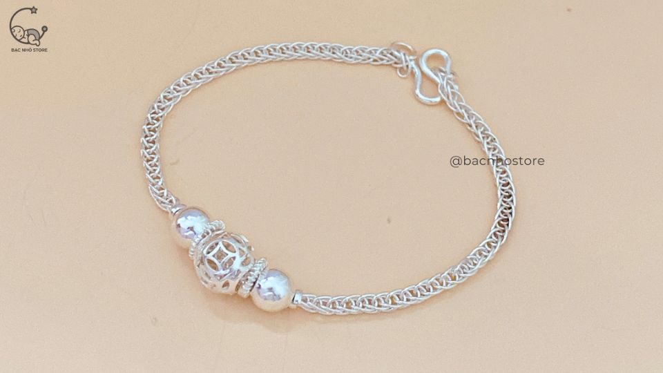 Read more about the article Bạc có trừ tà không? 5 mẫu đồ bạc trừ tà cho bé