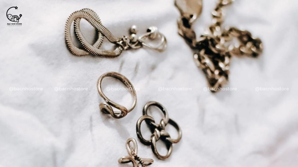 Read more about the article Bạc 925 có bị gỉ không? Nguyên nhân và cách khắc phục