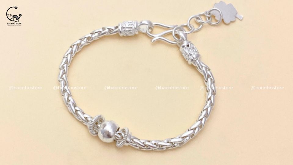 deo-vong-bac-cho-be-so-sinh