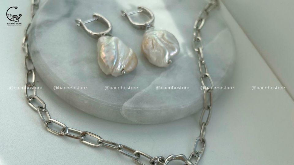 Read more about the article Tại sao đeo dây chuyền bạc bị đen? 3 cách làm sáng bạc tại nhà