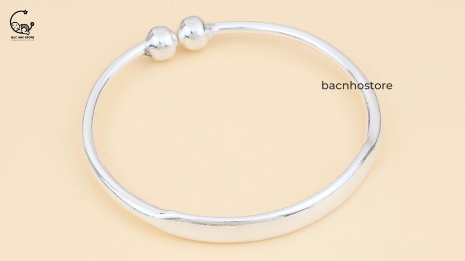 Read more about the article Gợi ý 5 mẫu vòng bạc nguyên chất cho bé làm quà Trung thu