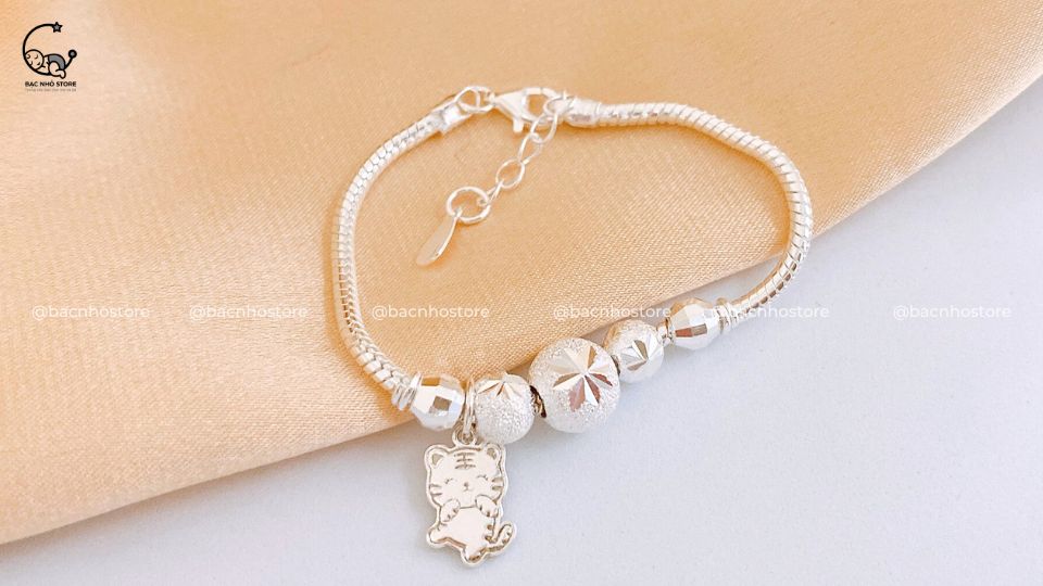 Read more about the article Làm gì để bạc không bị đen? Cách xử lý bạc xỉn màu