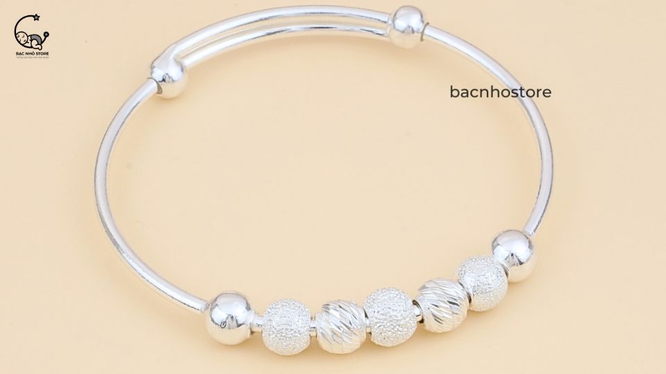 Read more about the article Đeo vòng bạc có tốt không? 3 điều cần quan tâm khi đeo bạc cho bé