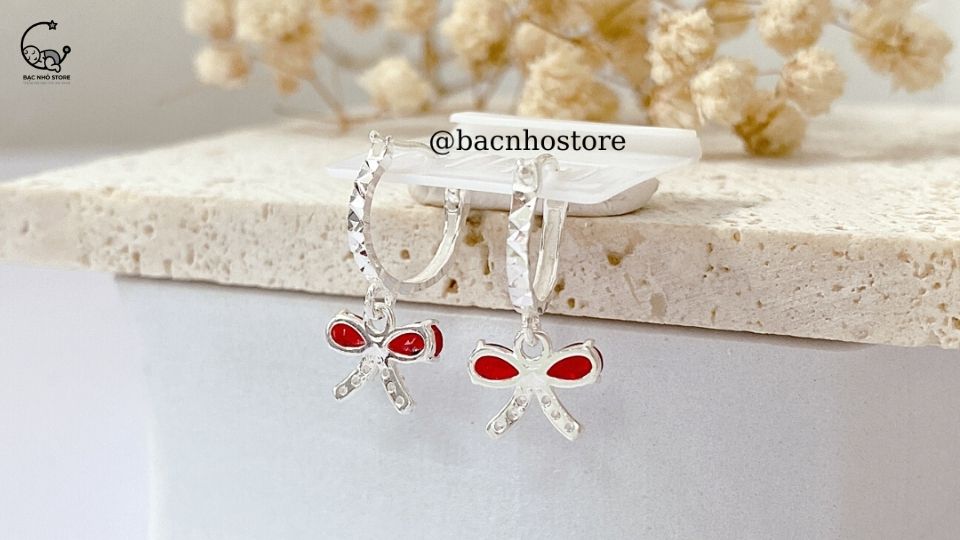 Read more about the article 5+ mẫu khuyên tai bạc cho bé gái siêu đáng yêu của Bạc Nhỏ