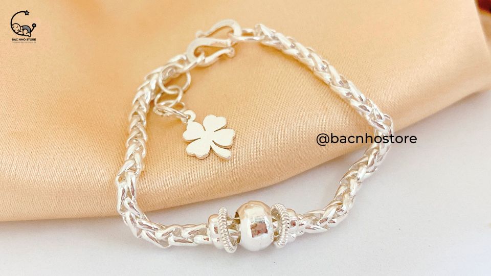 Read more about the article Gợi ý quà tặng: 4 món trang sức cho bé trai dịp thôi nôi