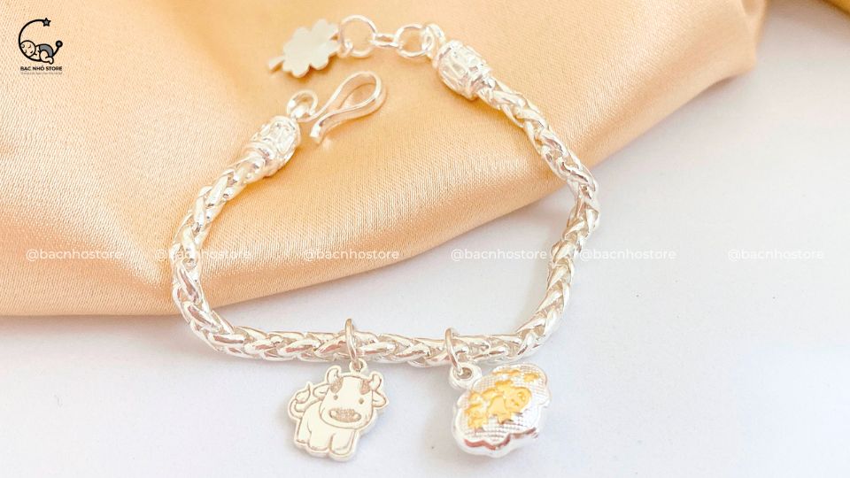 Read more about the article Có nên đeo lắc chân bạc cho bé ngay từ nhỏ không?