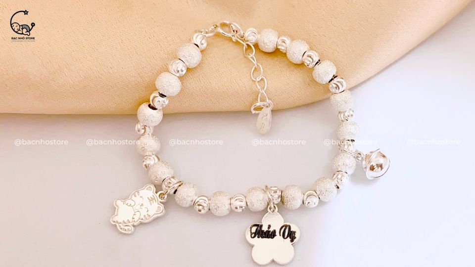 Read more about the article Top 10 mẫu lắc bạc cho bé khắc tên tặng con ngày gió mùa