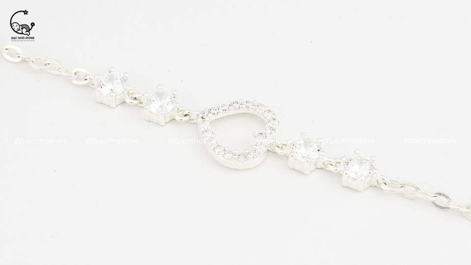 Read more about the article Lắc tay bạc 925 giá tốt T12/2023