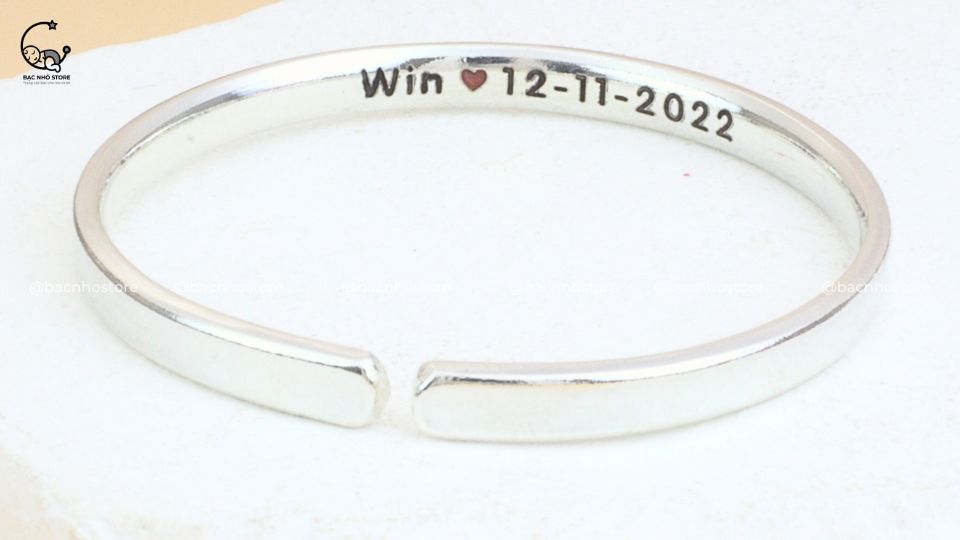 Read more about the article Lắc tay bạc khắc tên cho bé giá tốt tháng 12.2023