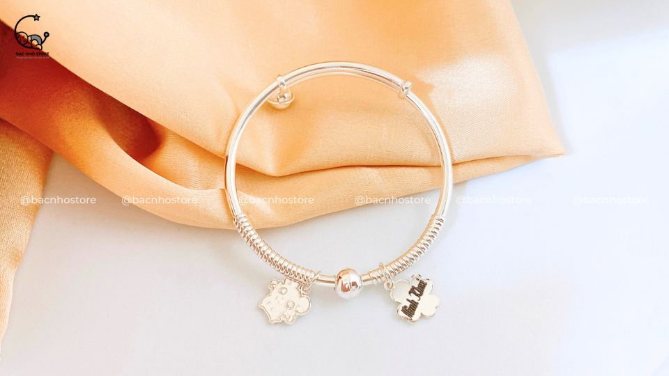 Read more about the article Trẻ em nên đeo vàng hay bạc thì tốt hơn?