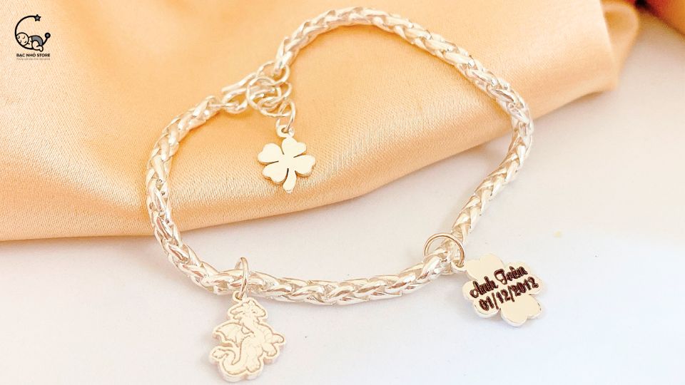 Read more about the article Top 10 món đồ bạc tặng quà đầy tháng cho bé ý nghĩa