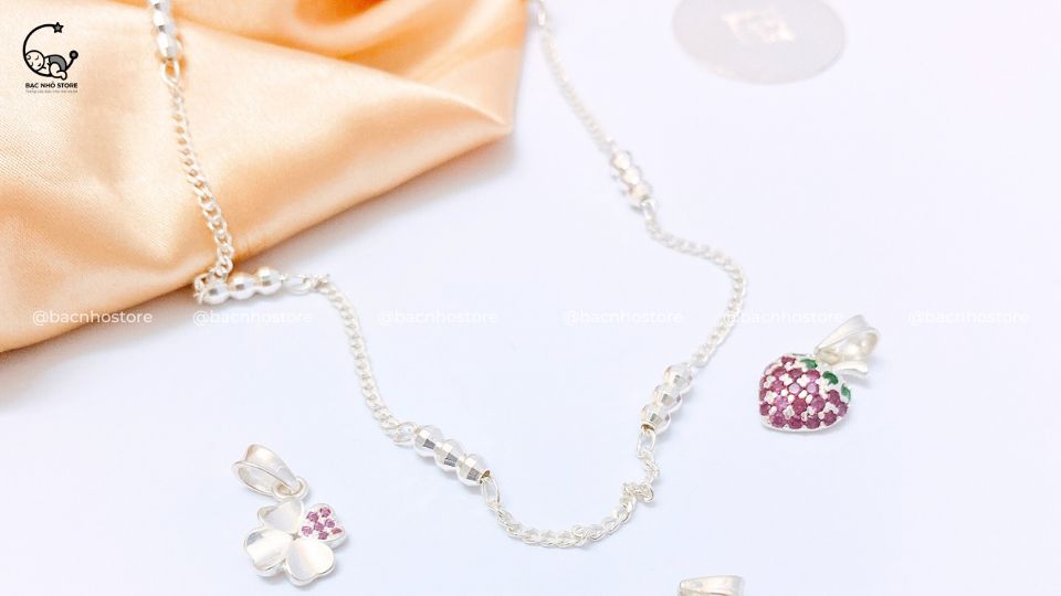 Read more about the article Top 5 mẫu dây chuyền bạc nguyên chất cho bé giá tốt 