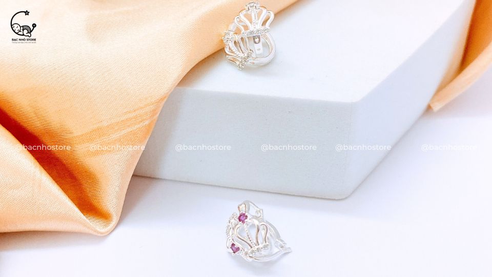 Read more about the article Mua khuyên tai bạc giá rẻ – Nên hay không?