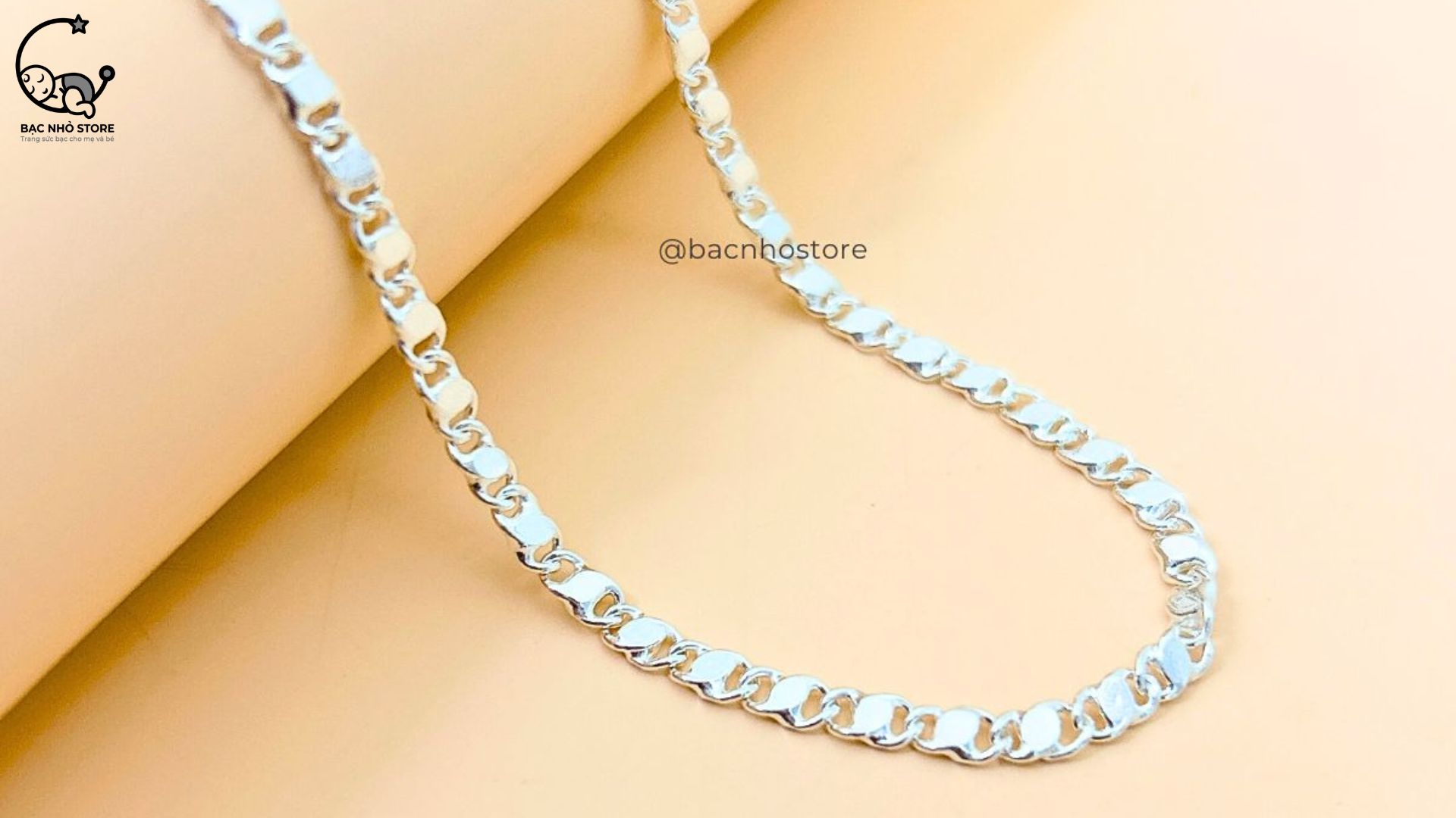 Read more about the article Cách chọn dây chuyền bạc cho người lớn tuổi. Top 5 mẫu dây phù hợp