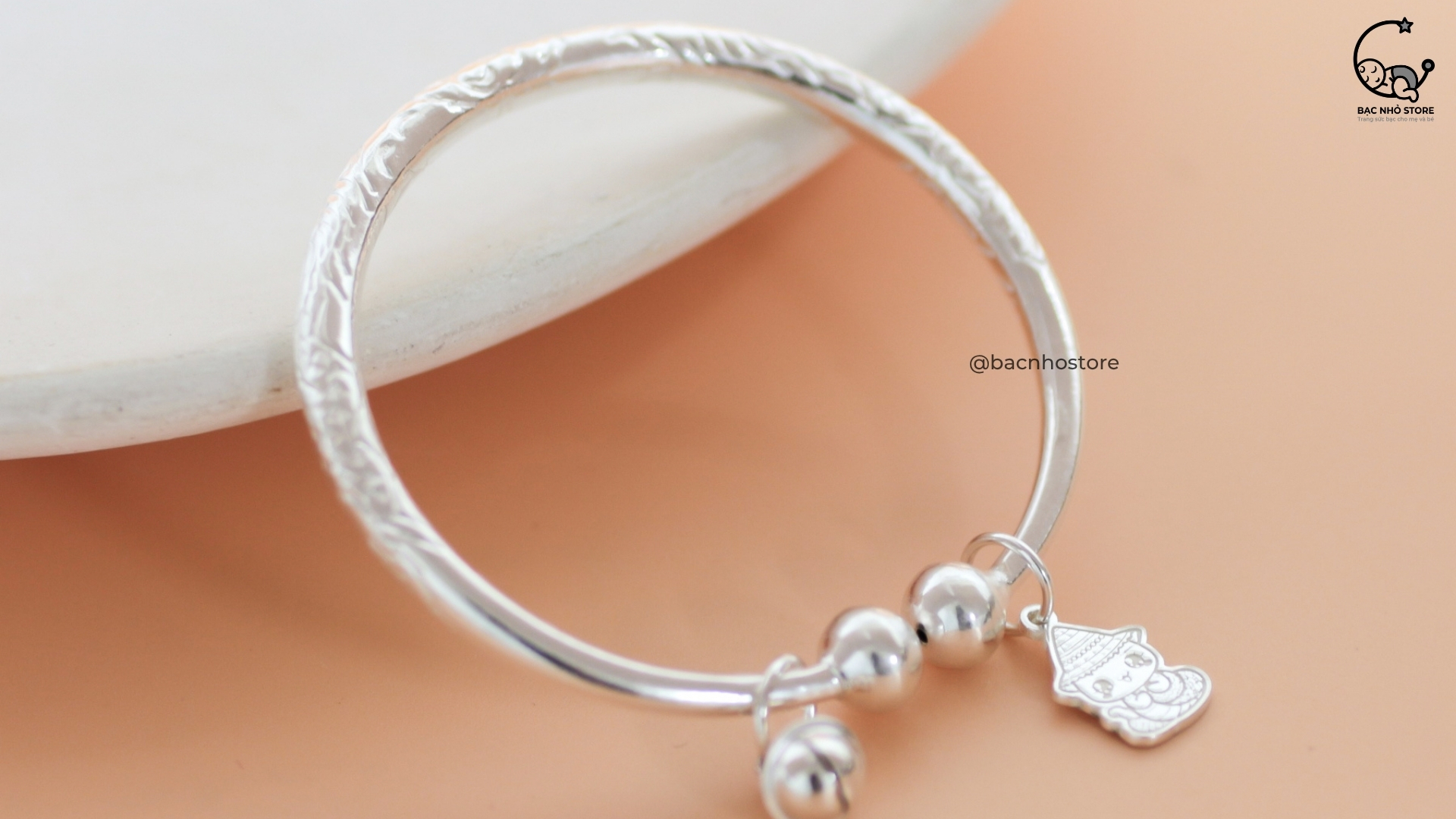 Read more about the article Top 6 Mẫu Vòng Bạc Cho Bé Được Yêu Thích Nhất Tuần Qua